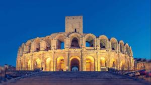 a large building with steps in front of it at Élégant T3 à deux pas du centre ancien in Arles