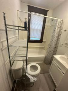 Imagen de la galería de Cozy Burlington Home near Downtown, en Burlington