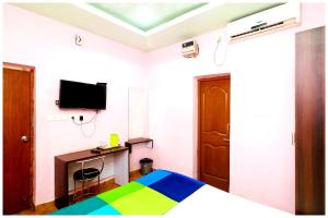 Телевизор и/или развлекательный центр в Hotel Royal-INN Near Railway Station with Best Price