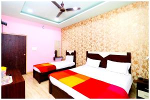 Кровать или кровати в номере Hotel Royal-INN Near Railway Station with Best Price