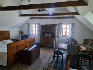 - une chambre avec une table et un lit ainsi qu'une salle à manger dans l'établissement Chalupa u ztraceného potoka, à Vernířovice