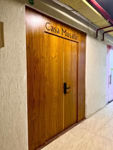 ZirakpurにあるCasa Musafirのカーサ・ムシキという名前が書かれた木製のドア