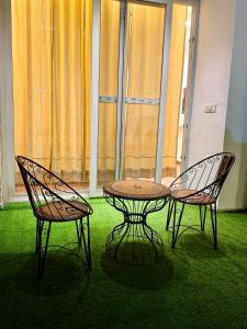 ZirakpurにあるCasa Musafirの部屋に椅子2脚とテーブル1台