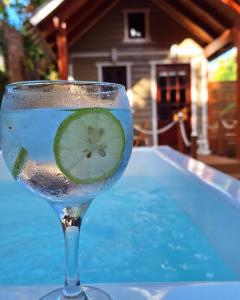 a glass of water with a slice of lime in it at CASITA DE MARIA in Paso de la Patria