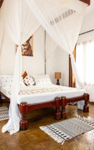 Postel nebo postele na pokoji v ubytování Beverly Africa Suites Malindi