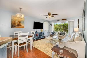 un soggiorno con tavolo e sala da pranzo di Ground Floor 2 Bdrm King Condo Close to Beach a Melbourne