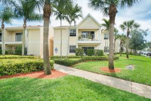una casa con delle palme davanti di Ground Floor 2 Bdrm King Condo Close to Beach a Melbourne