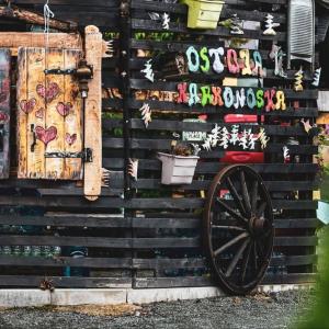 波德古任Ostoja Karkonoska的一堵墙，一堵木墙，墙上有一门大炮