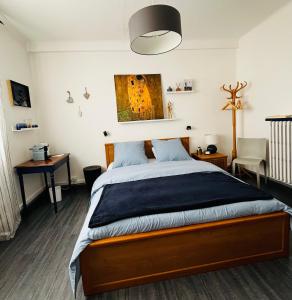 ein Schlafzimmer mit einem großen Bett und einer schwarzen Decke in der Unterkunft Le 8 in Mutzig + 31 Fotos
