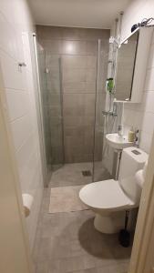 Ένα μπάνιο στο Bright and spacious studio in the vibrant city center