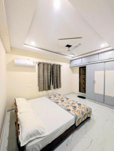 a bedroom with a large bed in a room at Vista Home -Vizag homestay near City Hotspots ! AK in Jāmb +2 photos