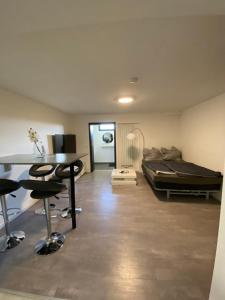 a living room with a bed and a desk and a desk at Ferienwohnung- Zuhause auf Zeit in Spiesen-Elversberg