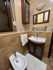 a bathroom with a sink and a mirror at Domek kleszczewo in Miłki