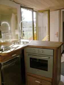 una cocina con fregadero y estufa en Chateau de Riols, en Marsac-en-Livradois