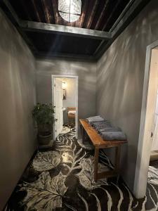 サンタ・クルス・デ・ヨホアにあるYojoa House Mountain Retreatのテーブルと床に敷かれた敷物がある部屋 +17枚の写真