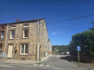 an old brick building on the side of a street at Suite à Saint-Hubert in Saint-Hubert