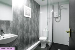 Un baño con inodoro, lavabo y ducha. en St Luke's 2, en Liverpool
