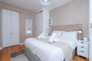 Кровать или кровати в номере Stylish Seaside living at Bay Point