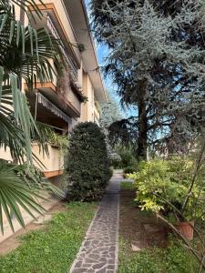 a walkway next to a building with a tree at Kate's house in Padova