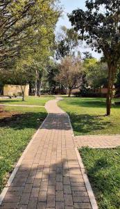 Un jardín fuera de The Loft Apartment in Gaborone
