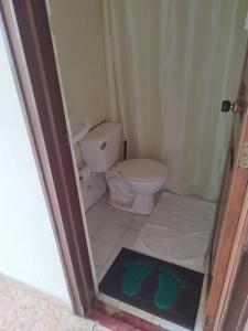 Ένα μπάνιο στο Apartamento sarah