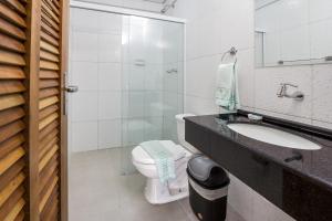 uma casa de banho com um WC, um lavatório e um espelho. em Hotel America do Sul em São Paulo