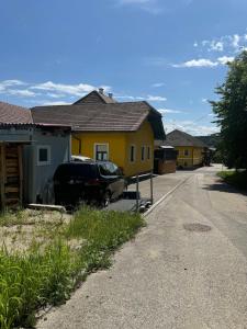 a car parked in front of a row of houses at Ferienwohnung in idyllischer Natur für bis zu 4 Personen in der Gemeinde Rutzenham - Bergern in Altensam