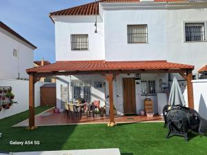 a patio with a roof on a white house at Apartamento en Buhardilla de Casa Andaluza in Bollullos de la Mitación