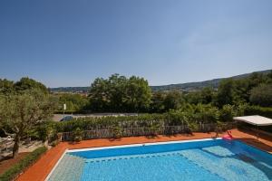 einen Pool in einer Villa mit Aussicht in der Unterkunft Hotel Roè Garda in 