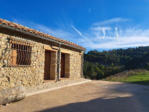 a stone building with a window on the side of it at Casa Rural Haiku in Bojar