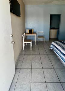 a room with a table and two chairs and a bed at Cozy Rooms Near Beach Puerto Peñasco Rocky Point in Puerto Peñasco