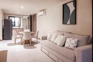 un soggiorno con un divano e un tavolo di Family pool and beach the perfect getaway a Bucerías