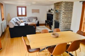 un salon avec une table et un canapé dans l'établissement El Mirador de Jaca, à Araguás del Solano