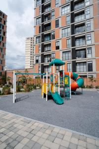 une aire de jeux en face d'un grand bâtiment dans l'établissement Suite con Cama King y Queen, Wi-Fi Rápido y Amenidades Top, à Guadalajara