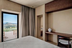 Un dormitorio con una cama y una ventana con vistas. en OLIViA dimora, en Noto 37 fotos más
