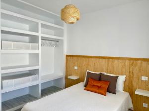 a bedroom with a bed with a wooden headboard at Farito Sunset in Gáldar