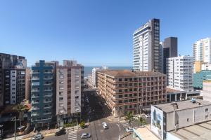 una vista aerea di una città con edifici alti di Apartamento Confortavel no Soul Flat, Centro de Torres a Torres
