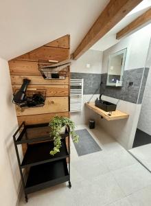 a bathroom with a sink and a mirror at Très joli logement in Anould