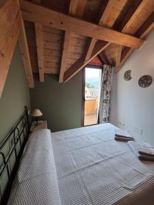 a bedroom with a large bed with a wooden ceiling at NUEVO OCTUBRE 2025 Dúplex Sierra de Cazorla II in Arroyo Frio