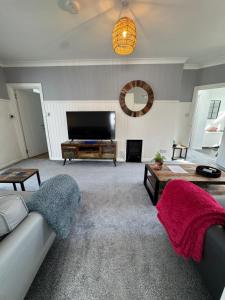 Televiisor ja/või meelelahutuskeskus majutusasutuses Ocean Cottage, Ferring - seaside cottage moments from the beach and Bluebird cafe