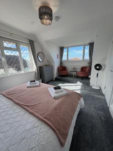 Voodi või voodid majutusasutuse Ocean Cottage, Ferring - seaside cottage moments from the beach and Bluebird cafe toas