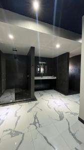 Cette chambre vide est dotée de carrelage blanc et d'un plafond. dans l'établissement Tu casa en Rosarito en Familia, à Rosarito Beach