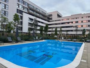 una piscina frente a un edificio en Atria House, en Bucarest