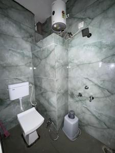 Koupelna v ubytování Tirthankar Homestay