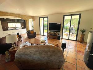 TV/trung tâm giải trí tại Villa Perle d'Azur, standing avec grande piscine chauffée, 400m de la mer