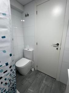 Baño blanco con aseo y puerta en CERCAMAR - Playa de Oliva, Paupi, en Oliva 18 fotos más