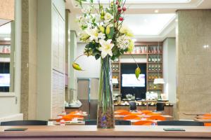 a vase of flowers sitting on top of a table at Hotel Continental Business - 200 metros do Complexo Hospitalar Santa Casa in Porto Alegre