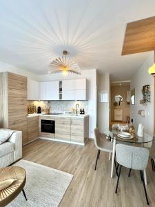 Una cocina y una sala de estar con mesa y sillas. en Sweet Home - Cocon élégant, balcon & parking privé, en Chambéry 22 fotos más