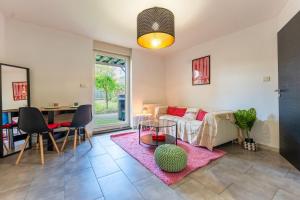 un soggiorno con un divano e un tavolo di La Suite Luna, détente et jacuzzi privé à Nancy a Nancy