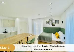 Un dormitorio con una cama y una mesa dentro. en Stay zentrale Schwarzwald Apartments, en Nagold 36 fotos más